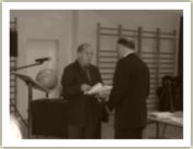 (6/85): Wrczenie Nagrody Burmistrza panu Janowi Skrobulowi.