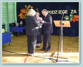 (27/54): Pani  Ewa Ry otrzymuje Nagrod Dyrektora.<br>Zdjcie: Elbieta Rybarczyk